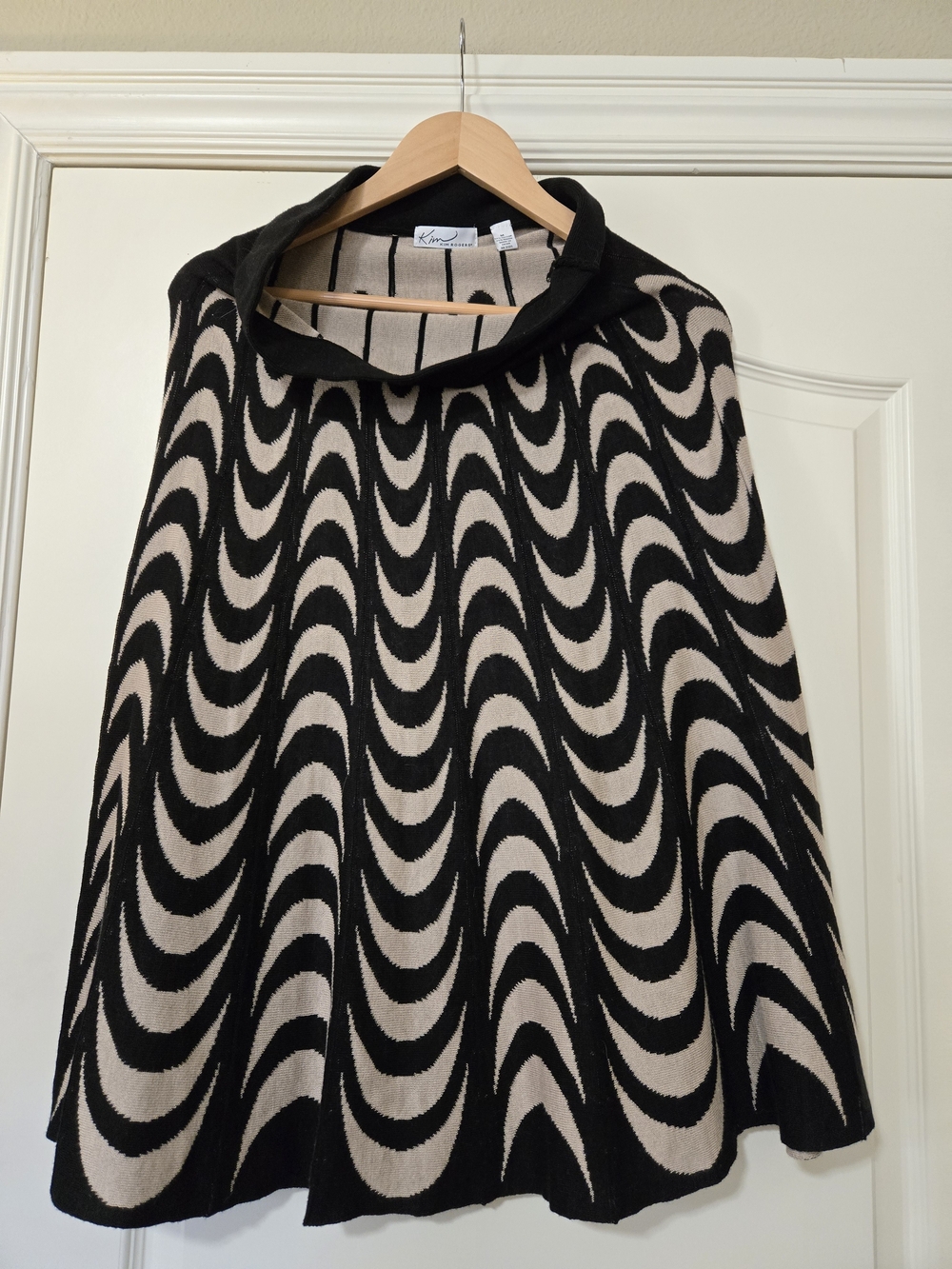 Kim Rogers Black and Cream Wave-Pattern Knit Poncho